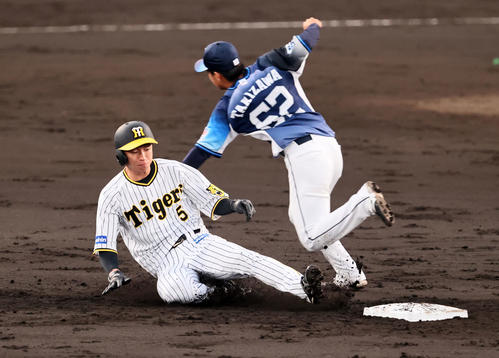 3回裏阪神1死一、三塁、打者佐藤輝の時、近本は二盗を決める。野手は滝沢（撮影・加藤哉）