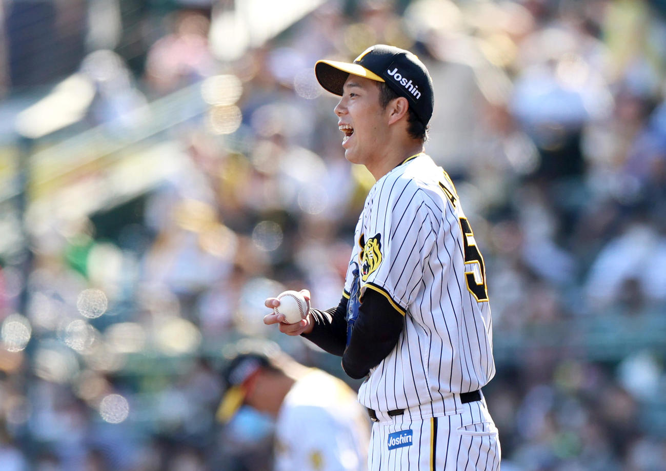 阪神対日本ハム　6回表日本ハム無死、青柳は松本を三ゴロに仕留め笑顔を見せる（撮影・上山淳一）