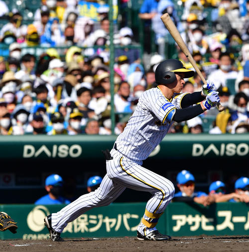 阪神対日本ハム　5回裏阪神2死二、三塁、近本は右前適時打を放つ（撮影・前岡正明）