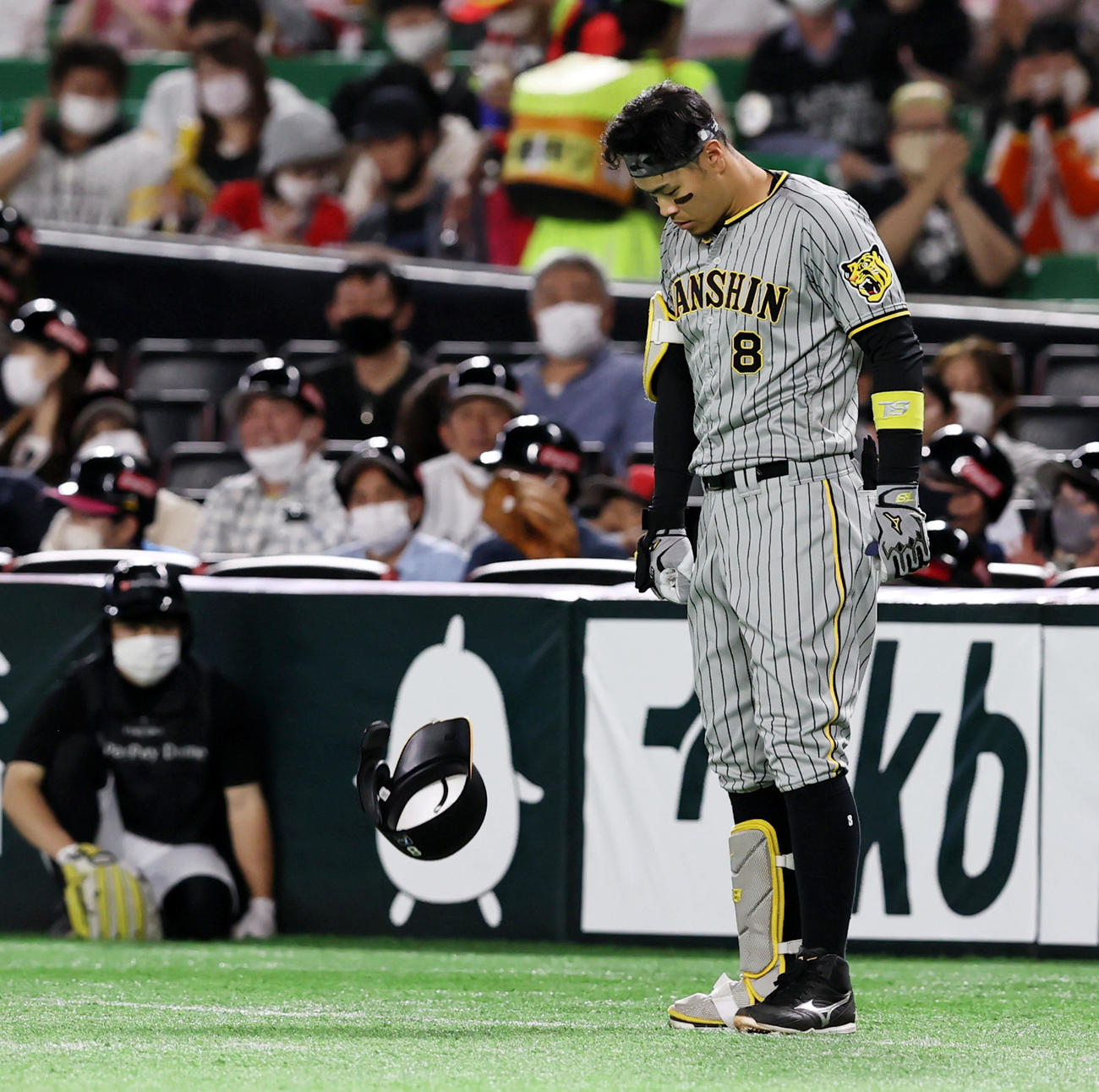 ソフトバンク対阪神　4回表阪神2死二塁、佐藤輝は遊ゴロに終わりヘルメットをグラウンドへ脱ぎ捨てる（撮影・加藤哉）