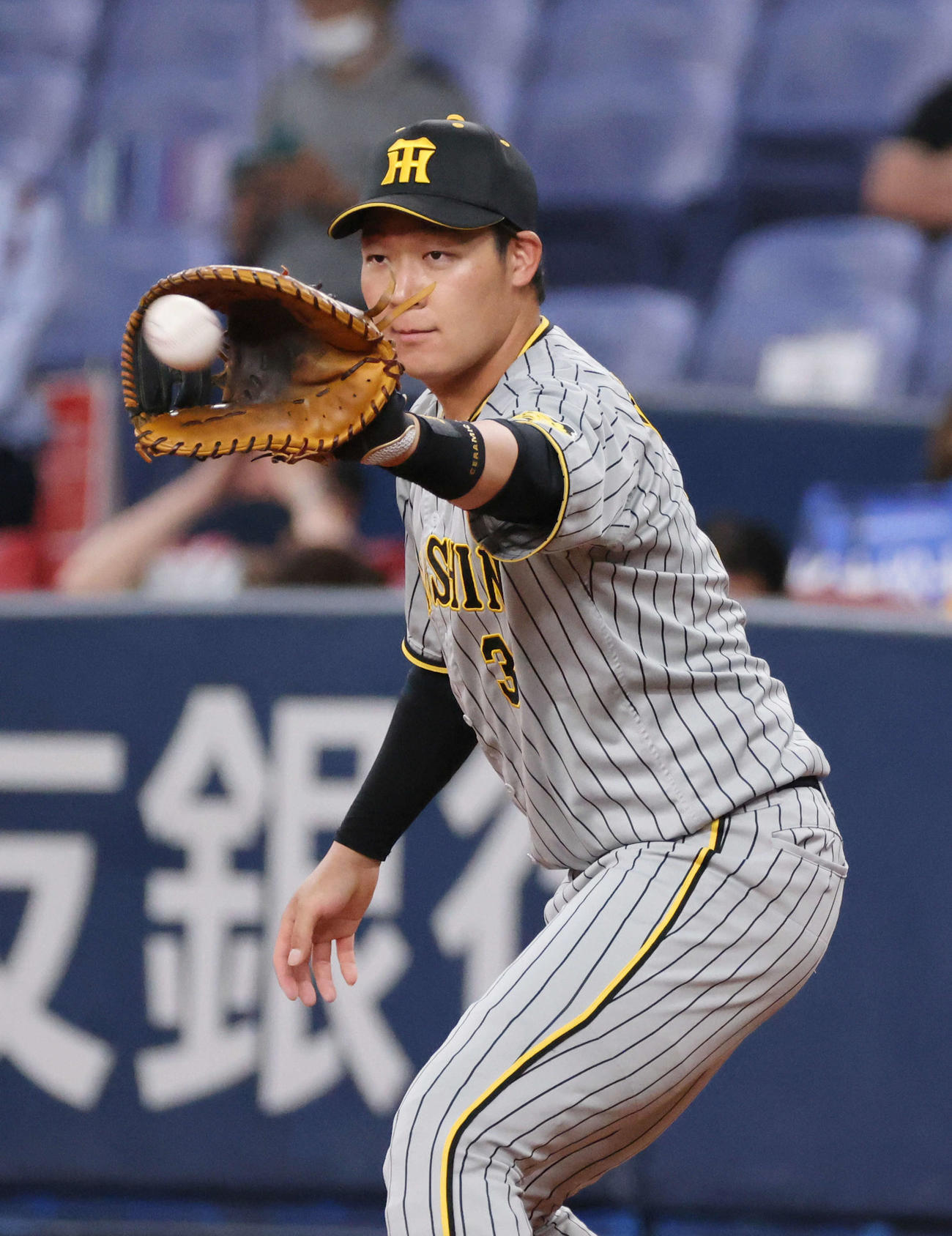 オリックス対阪神　試合前練習をする大山（撮影・加藤孝規）