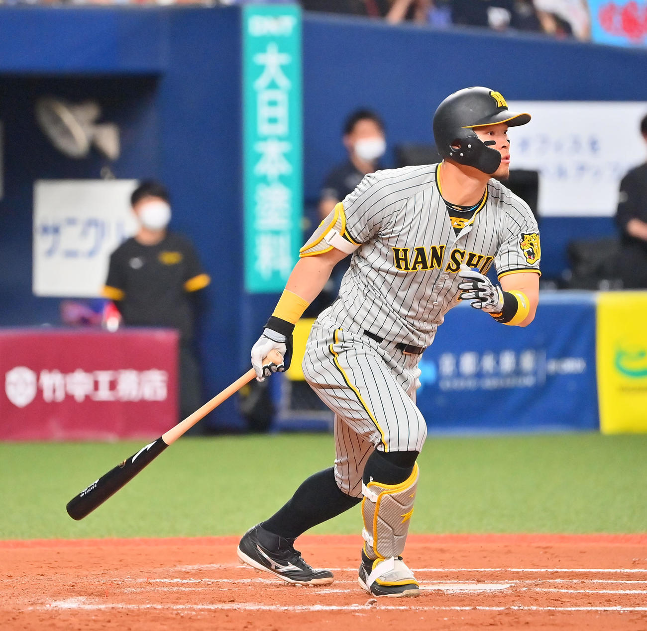 オリックス対阪神　8回表阪神2死一塁、右前に適時三塁打を放つ佐藤輝（撮影・和賀正仁）