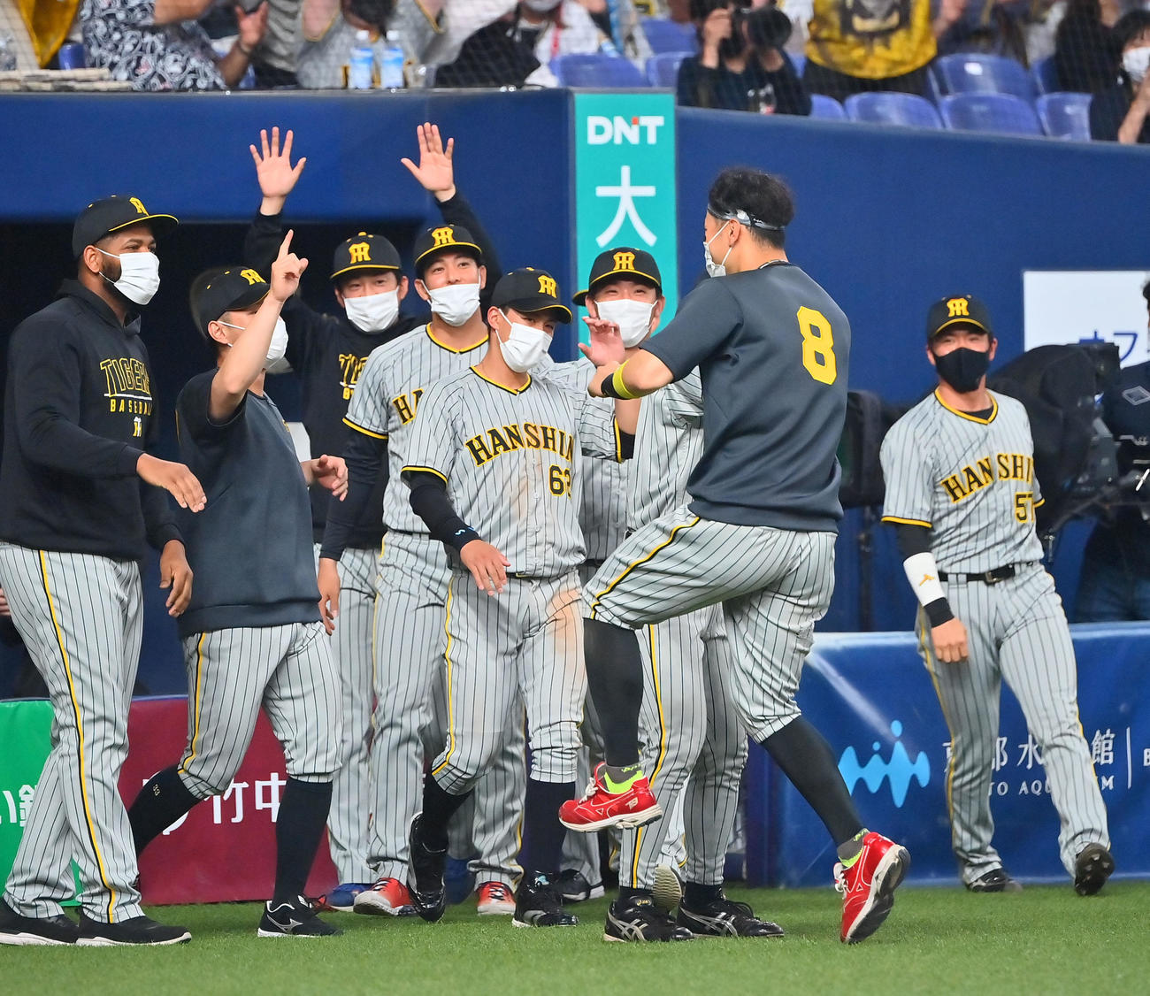 オリックス対阪神　オリックスに勝利した瞬間、ナインより早く飛び出す阪神佐藤輝（撮影・和賀正仁）