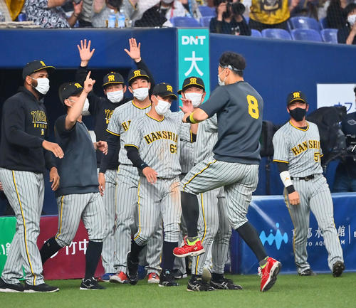 オリックス対阪神　オリックスに勝利した瞬間、ナインより早く飛び出す阪神佐藤輝（撮影・和賀正仁）