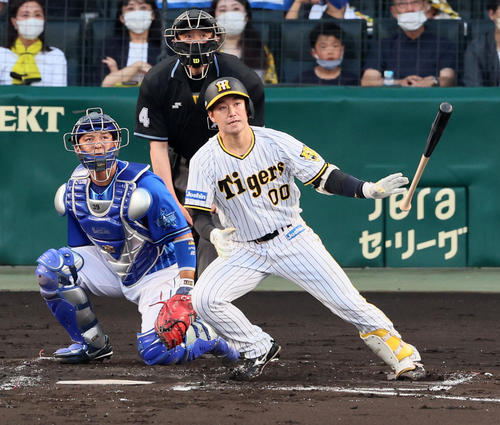 阪神対DeNA 1回裏阪神2死一、二塁、山本は左越え2点適時二塁打を放つ（撮影・加藤哉）