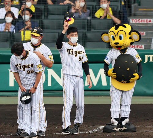阪神対DeNA DeNAに勝利しスタンドに手を振る矢野監督（撮影・加藤哉）