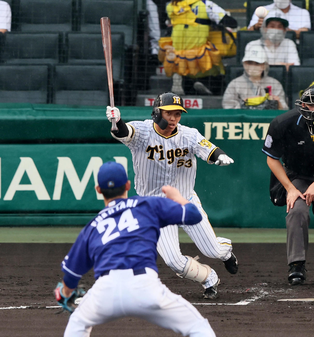 阪神対中日　1回裏阪神1死、島田は中前打を放つ。投手は福谷（撮影・加藤哉）
