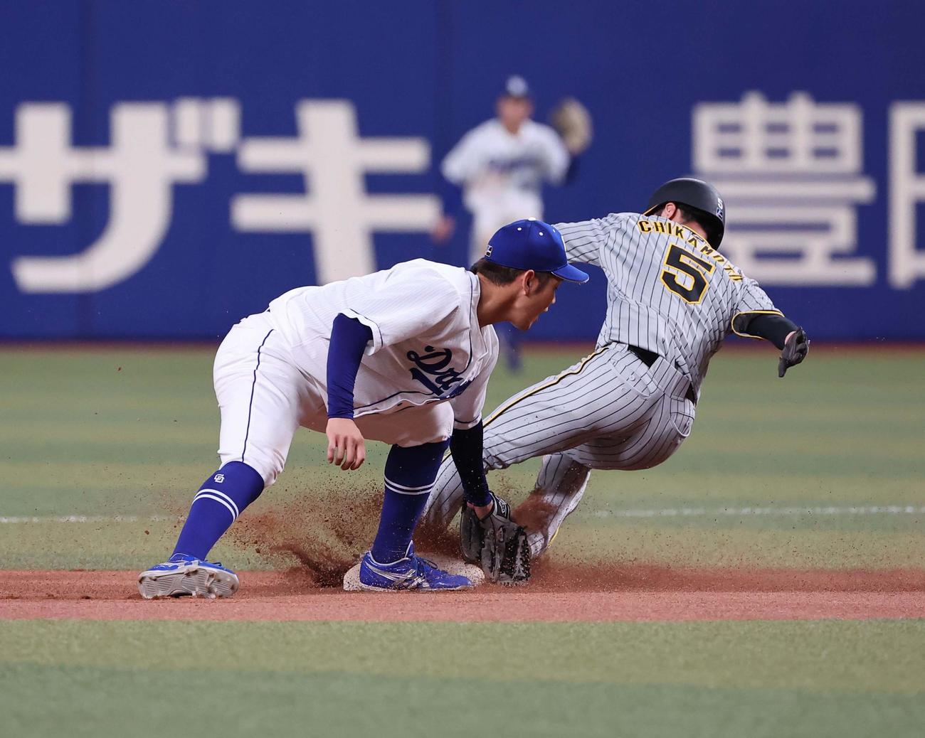 中日対阪神　8回表阪神無死一塁、近本（右）は二盗に失敗する。遊撃手は京田（撮影・上田博志）