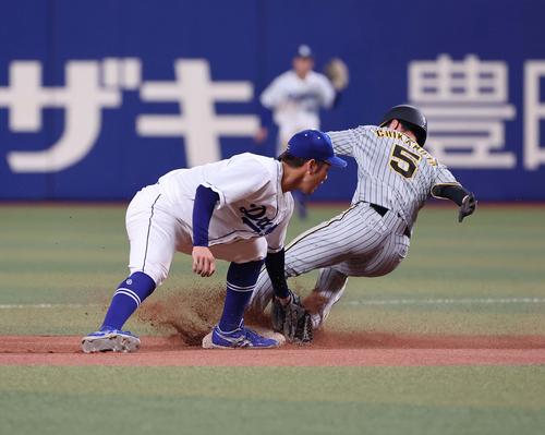 中日対阪神　8回表阪神無死一塁、近本（右）は二盗に失敗する。遊撃手は京田（撮影・上田博志）