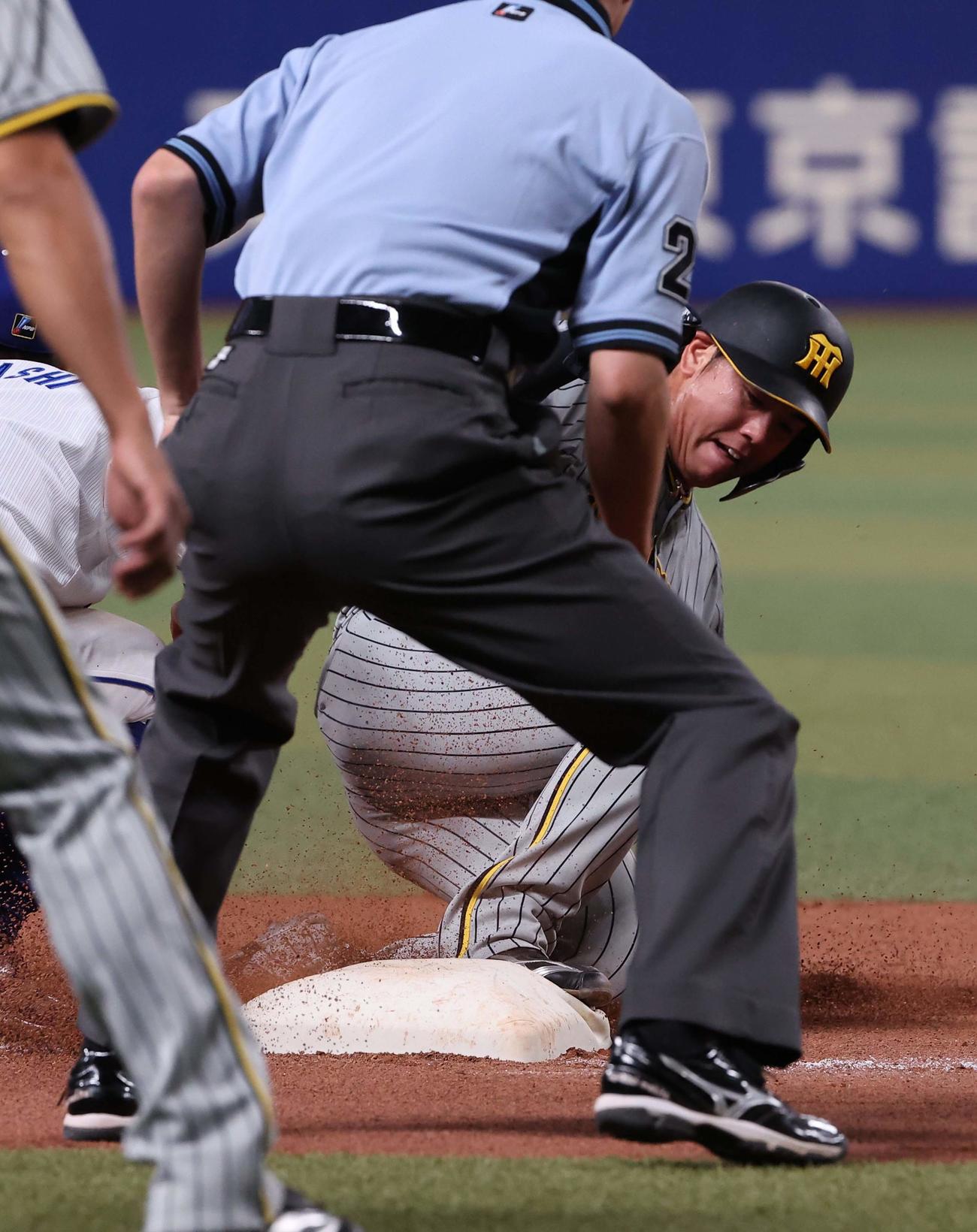 中日対阪神　7回表阪神1死二塁、中野の中飛で三進する梅野（撮影・上田博志）