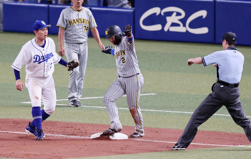 中日対阪神　3回表阪神1死二塁、二塁走者梅野は打者中野のとき三塁盗塁を決める（撮影・加藤哉）