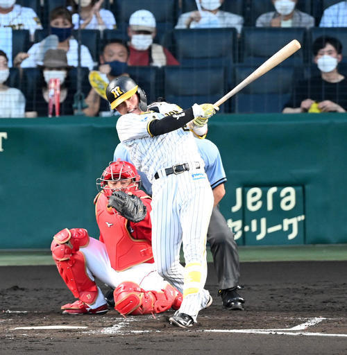 阪神対広島　4回裏阪神2死満塁、北條は左前2点適時打を放つ（撮影・前岡正明）