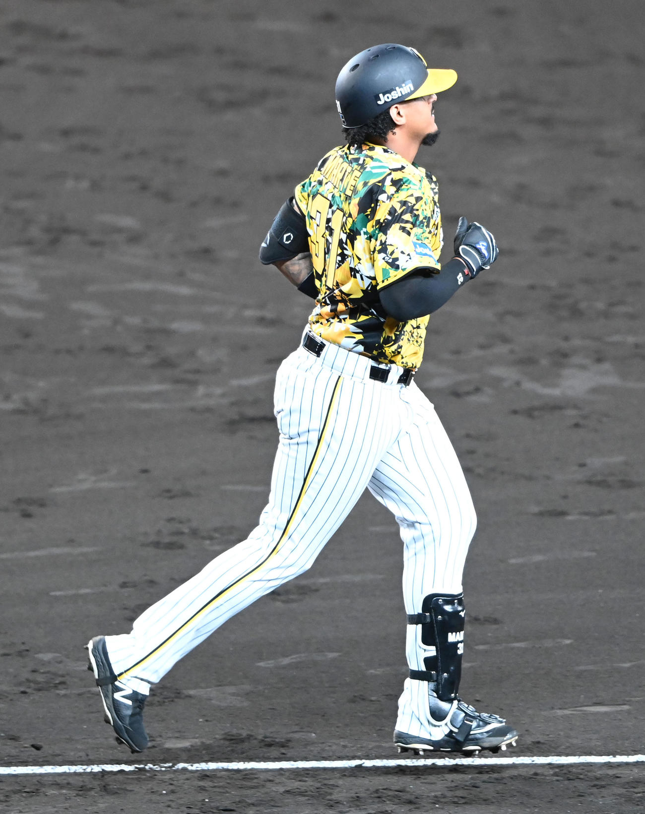 阪神対巨人　4回裏阪神2死、遊ゴロで一塁へ走るマルテ（撮影・前岡正明）