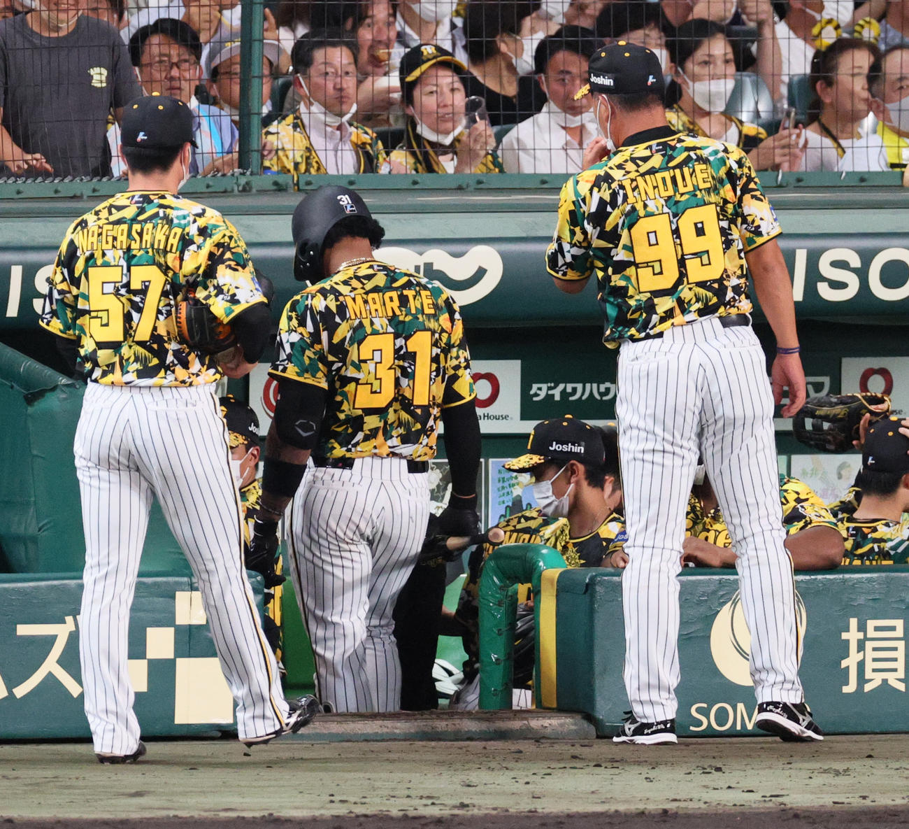 阪神対巨人　4回裏阪神2死、マルテは遊ゴロに倒れベンチへ引き揚げる（撮影・上山淳一）