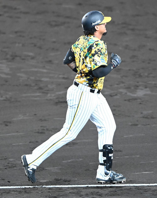 阪神対巨人　4回裏阪神2死、遊ゴロで一塁へ走るマルテ（撮影・前岡正明）