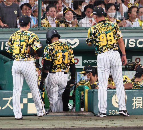 阪神対巨人　4回裏阪神2死、マルテは遊ゴロに倒れベンチへ引き揚げる（撮影・上山淳一）