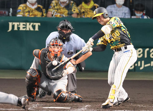 阪神対巨人　4回裏阪神無死、山本は中前打を放つ（撮影・上山淳一）
