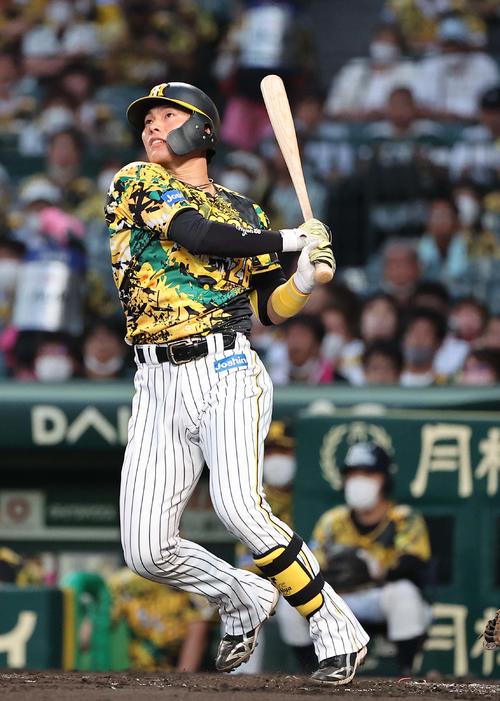 阪神対中日　2回裏阪神1死二塁、北條史也は左越えに逆転2点本塁打を放つ（撮影・上田博志）