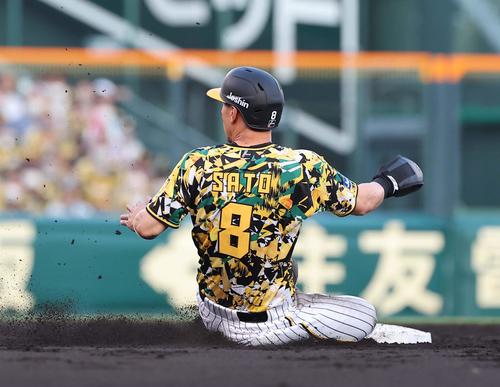 阪神対中日　1回裏阪神1死一、三塁、佐藤輝は二盗に成功する（撮影・上田博志）