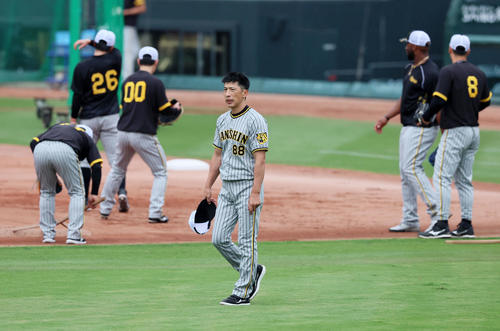 7月18日、広島対阪神でグラウンドへ出る矢野監督（撮影・加藤哉）