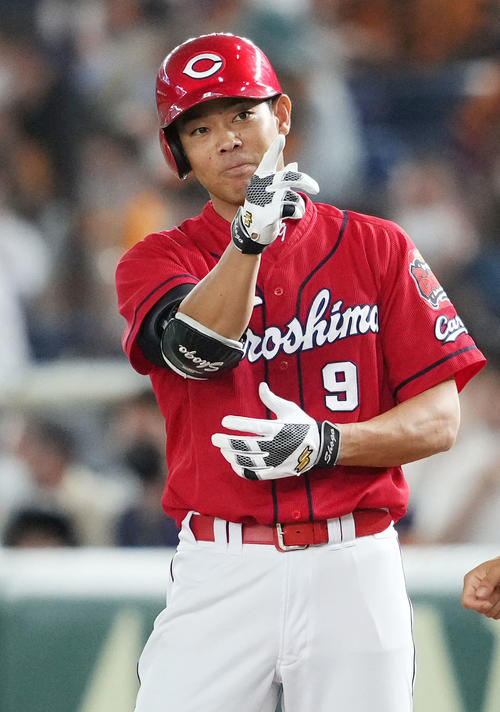 ポーズを決める広島秋山翔吾（2022年7月16日撮影）
