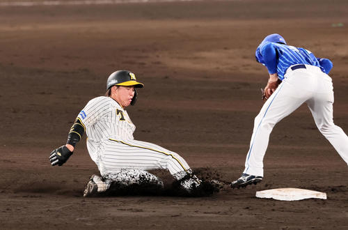 阪神対DeNA 7回裏阪神無死一、三塁、一塁走者代梅野は打者代打ロドリゲスのとき二塁盗塁を決める（撮影・加藤哉）
