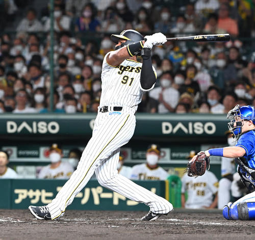 阪神対DeNA 7回裏阪神1死一、三塁、代打のロドリゲスは右中間に適時2点二塁打を放つ（撮影・前岡正明）