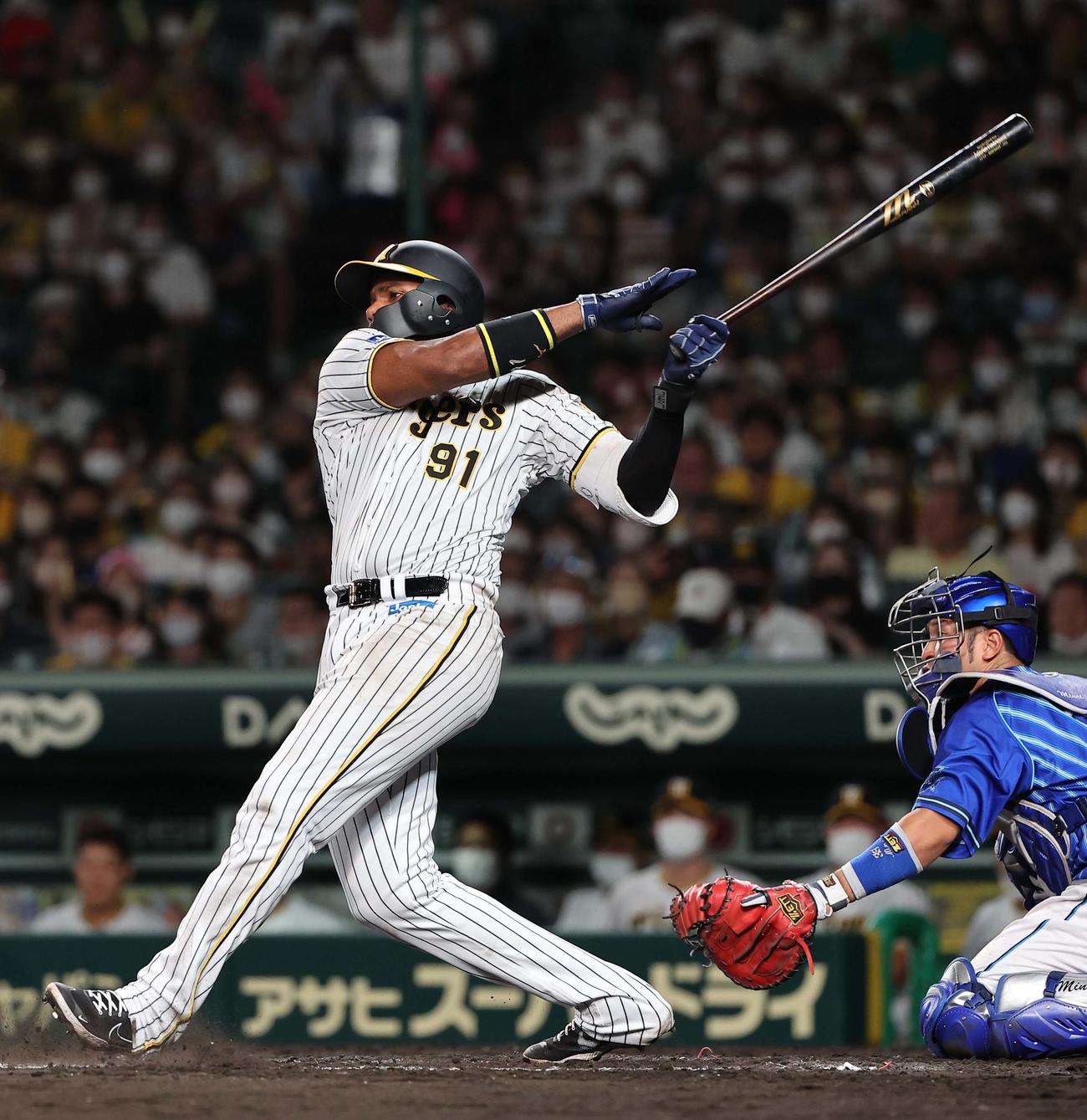 阪神対DeNA 8回裏阪神1死一、三塁、ロドリゲスは中前適時打を放つ（撮影・上田博志）