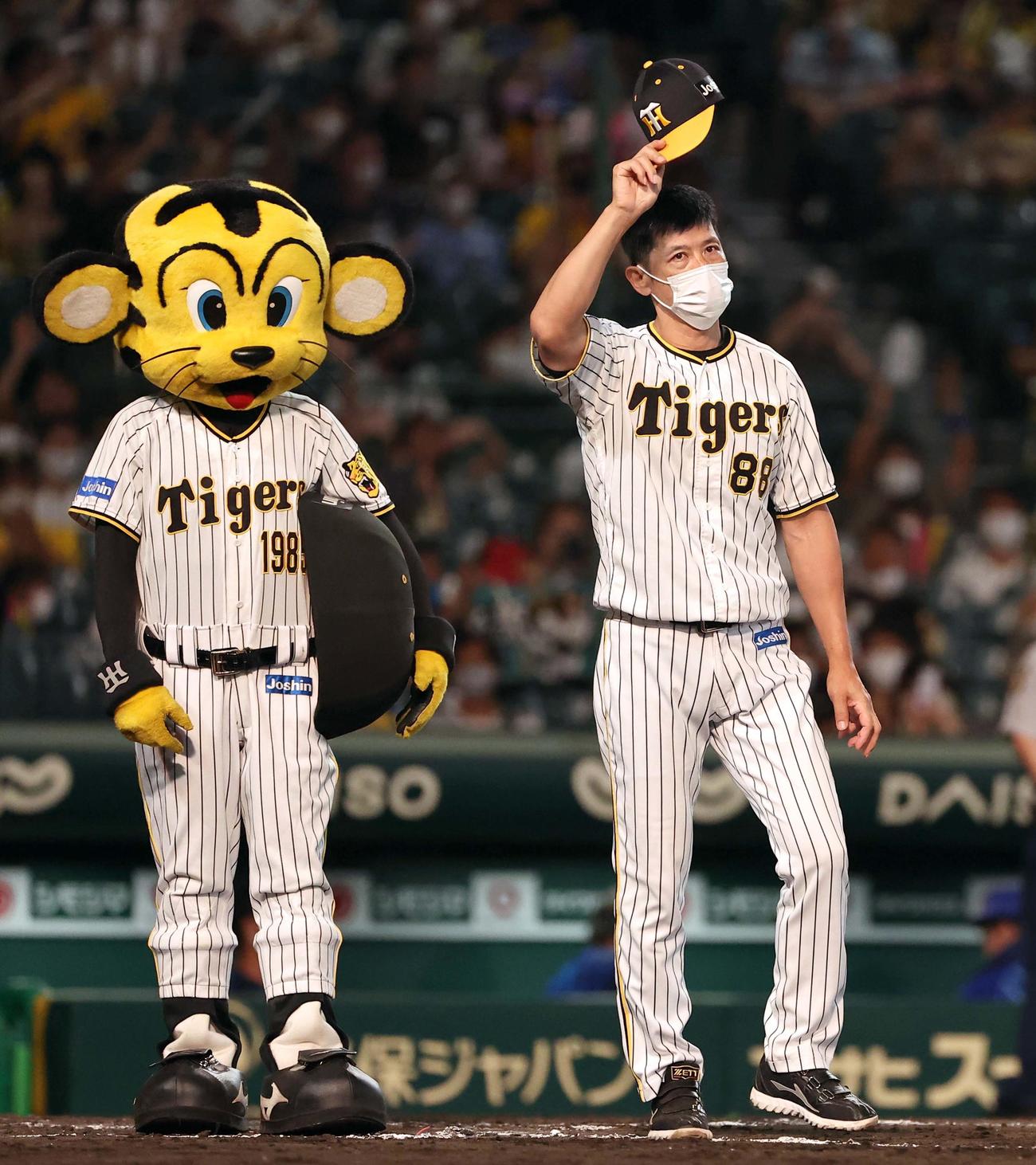 ファンの拍手に帽子を上げて応える阪神矢野燿大監督（2022年7月24日撮影）