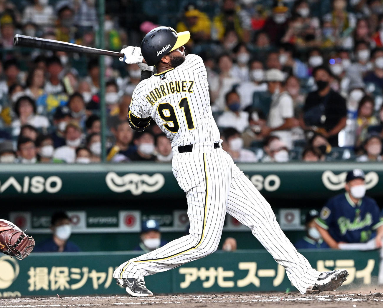 阪神対ヤクルト　4回裏阪神無死、ロドリゲスは左越え本塁打を放つ（撮影・前岡正明）