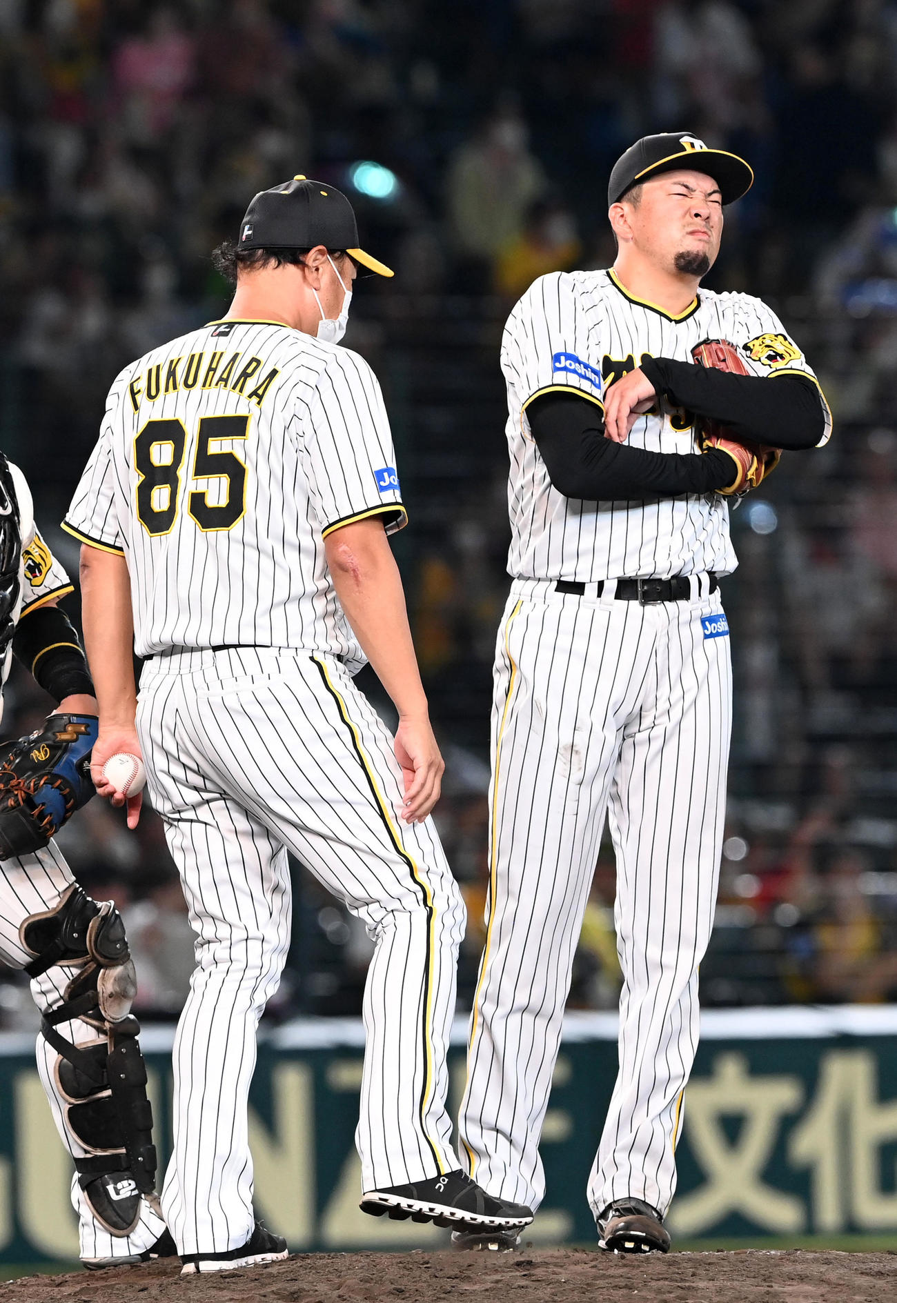 阪神対ヤクルト　7回表ヤクルト無死、村上に左越え本塁打を打たれ交代する渡辺（右）は無念の表情を見せる。左は福原投手コーチ（撮影・前岡正明）