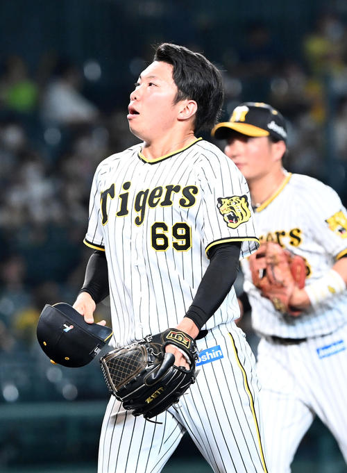 阪神対ヤクルト　11回、村上に勝ち越しの左越え2点本塁打を打たれがっくりとベンチに戻る石井（撮影・前岡正明）