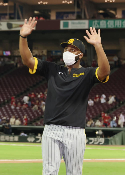広島対阪神　ファンの声援に応えるロハス・ジュニア（撮影・加藤孝規）