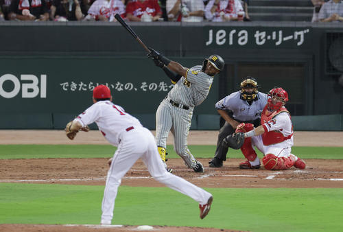 広島対阪神　4回表阪神2死一塁、右中間へ2点本塁打を放つロハス。投手大瀬良（撮影・前田充）