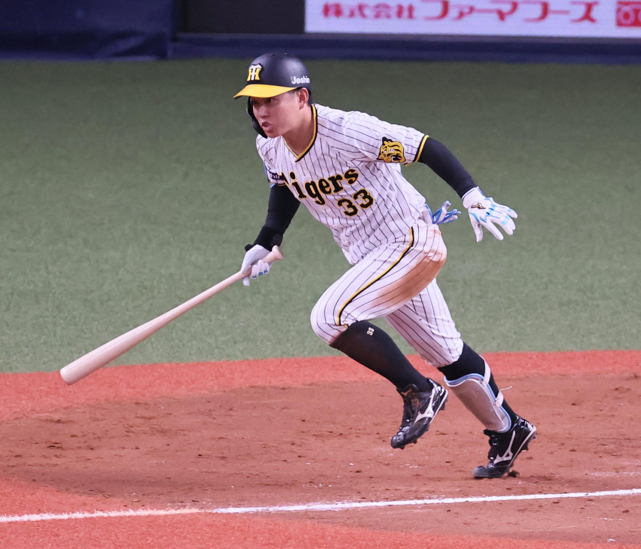 阪神対中日　7回裏阪神無死、糸原は右前打を放つ（撮影・宮崎幸一）