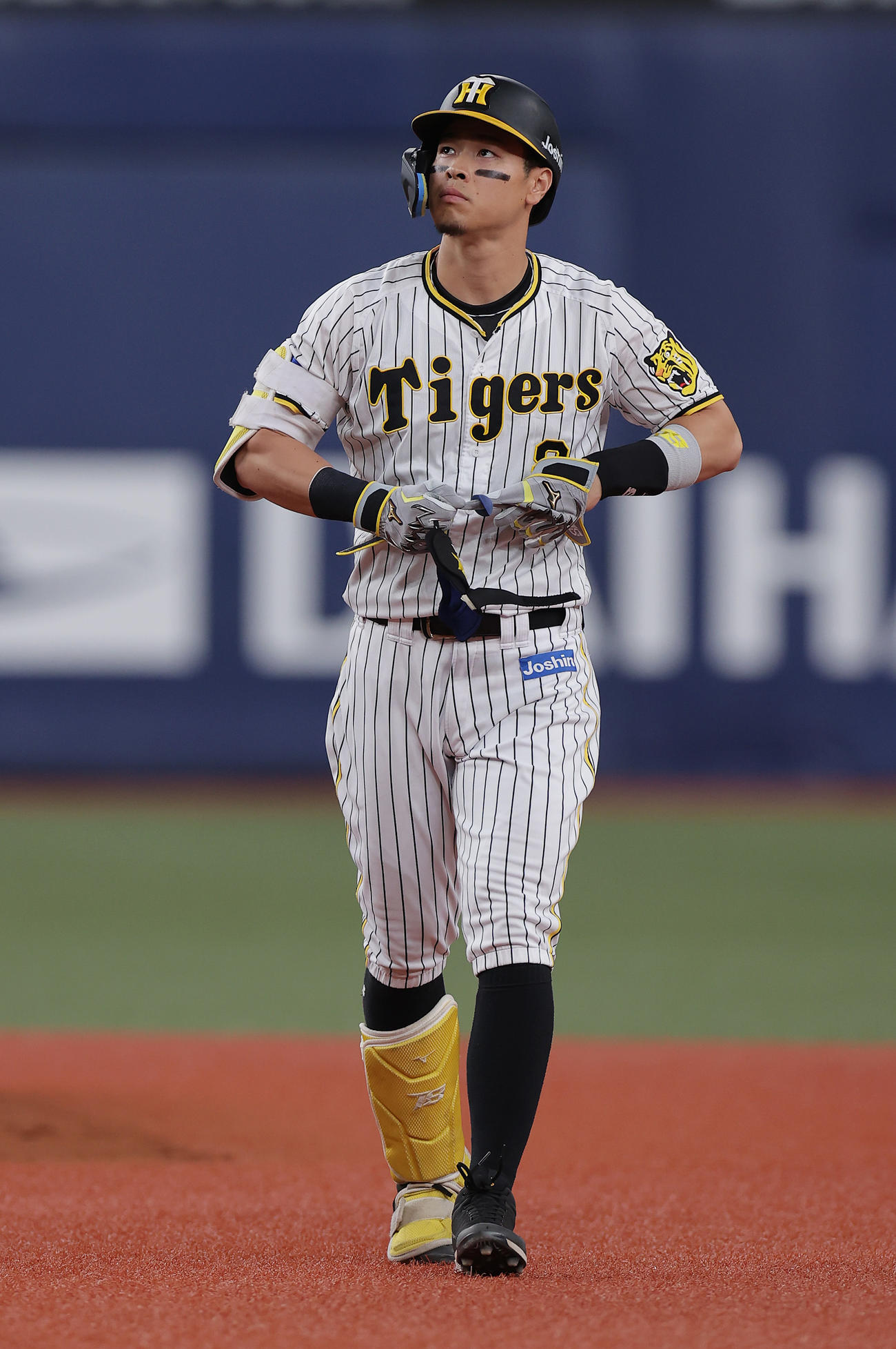 阪神対中日　1回裏阪神2死一塁、中飛に倒れた佐藤輝（撮影・前田充）