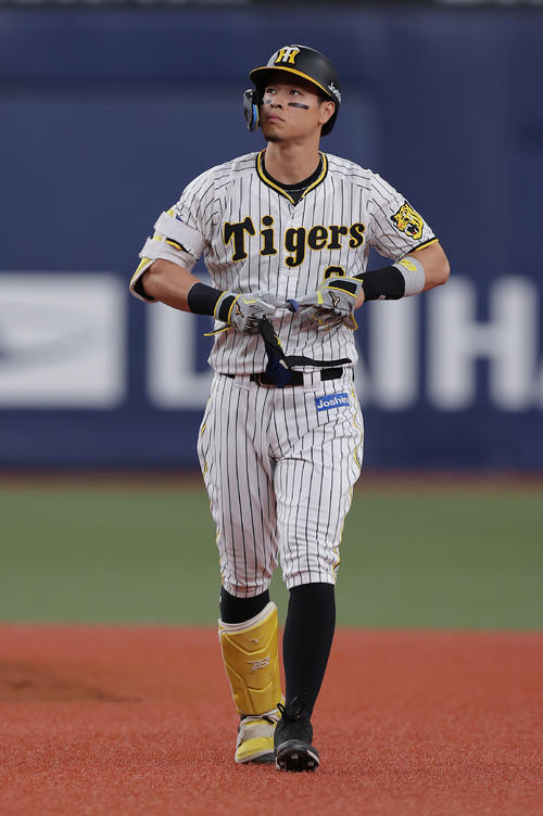 阪神対中日　1回裏阪神2死一塁、中飛に倒れた佐藤輝（撮影・前田充）