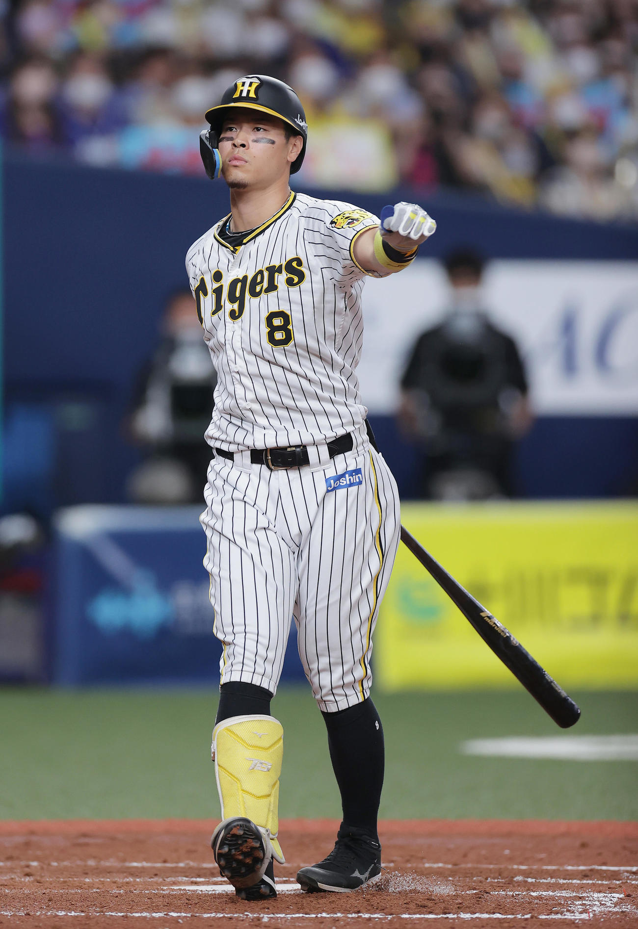 阪神対中日　4回裏阪神無死二、三塁、空振り三振に倒れる佐藤輝（撮影・前田充）