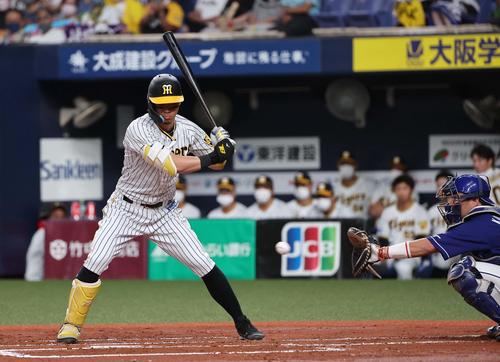 阪神対中日　1回裏阪神2死一塁、佐藤輝は見逃し三振に倒れる（撮影・上田博志）