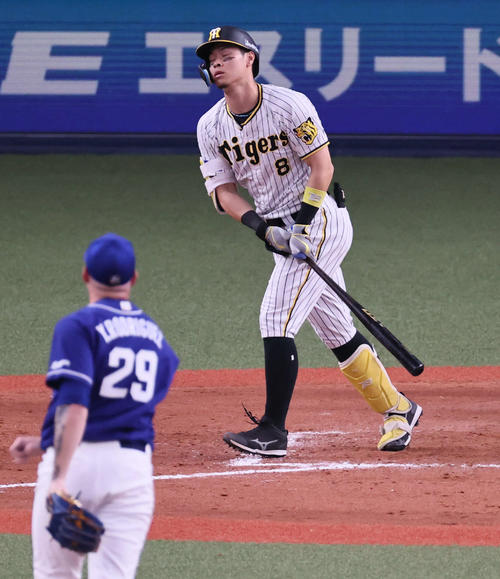 阪神対中日　8回裏阪神2死一、二塁、佐藤輝は左飛に倒れる（撮影・宮崎幸一）