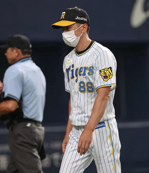 阪神対中日　選手交代を告げる矢野監督（撮影・上田博志）