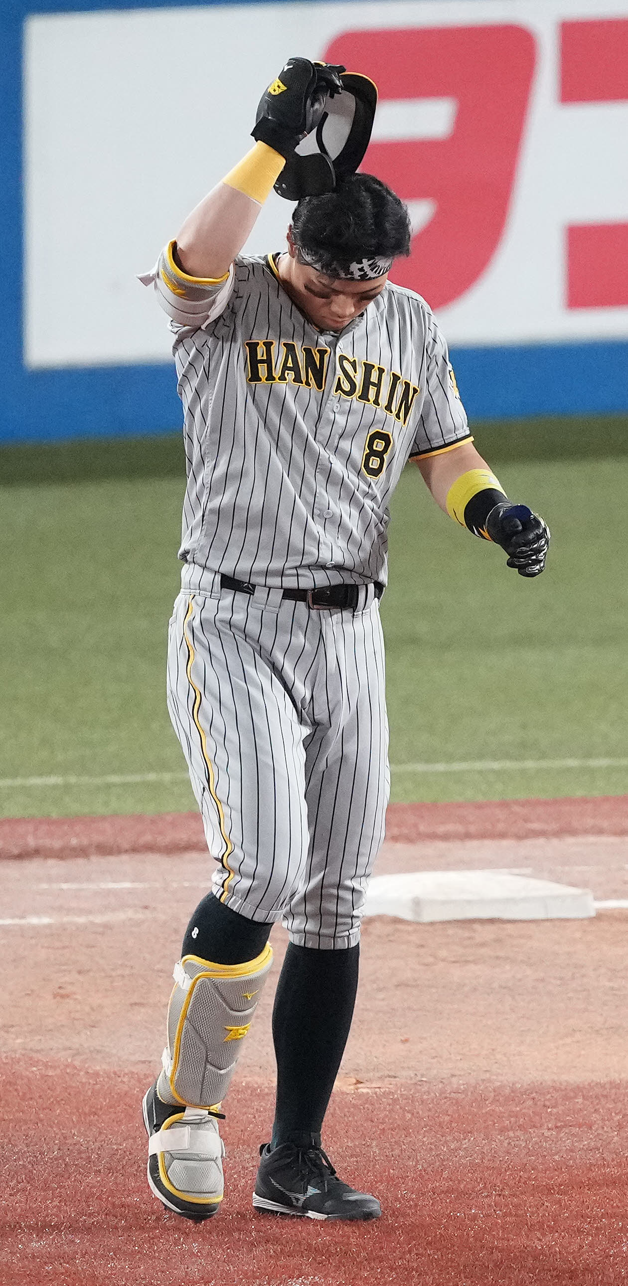ヤクルト対阪神　3回表阪神2死満塁、遊飛に倒れ悔しがる佐藤輝（撮影・鈴木みどり）