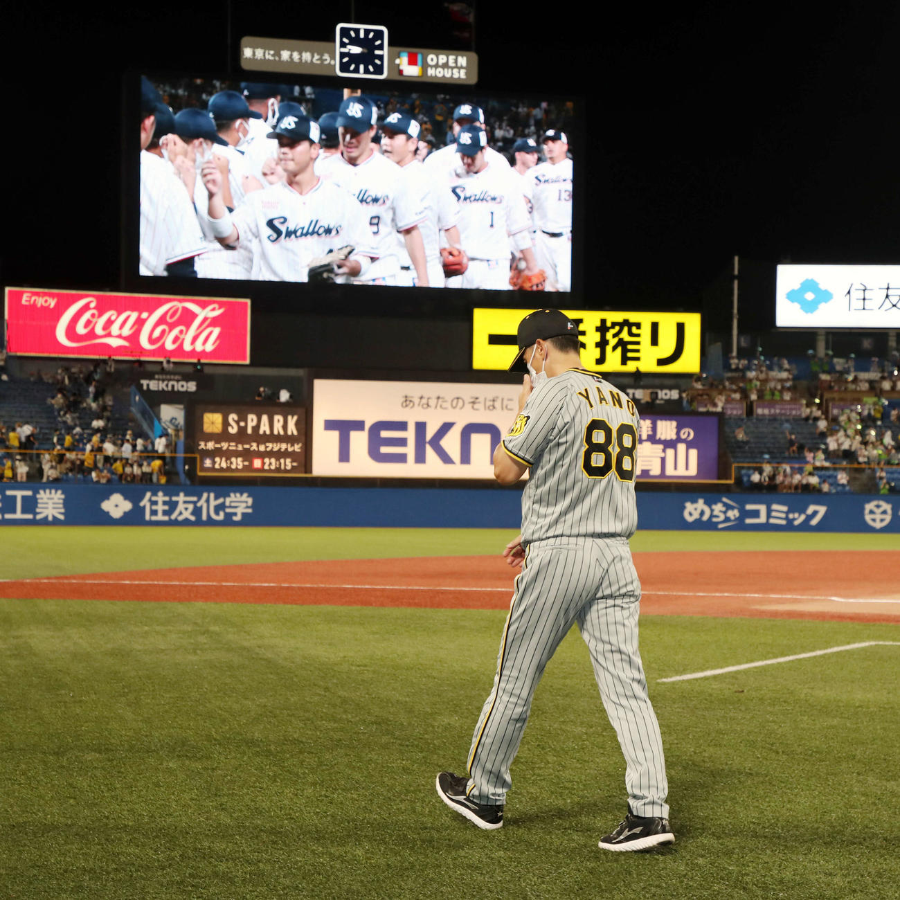 ヤクルト対阪神　ヤクルトに敗れて8連敗となり、引き揚げる阪神矢野監督（撮影・加藤哉）