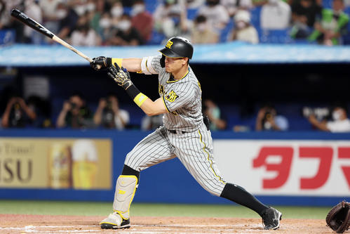 ヤクルト対阪神　7回表阪神2死満塁、佐藤輝は右前適時打を放つ（撮影・加藤哉）