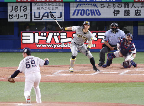 ヤクルト対阪神　7回表阪神2死満塁、2点適時打を放つ佐藤輝。投手今野（撮影・狩俣裕三）