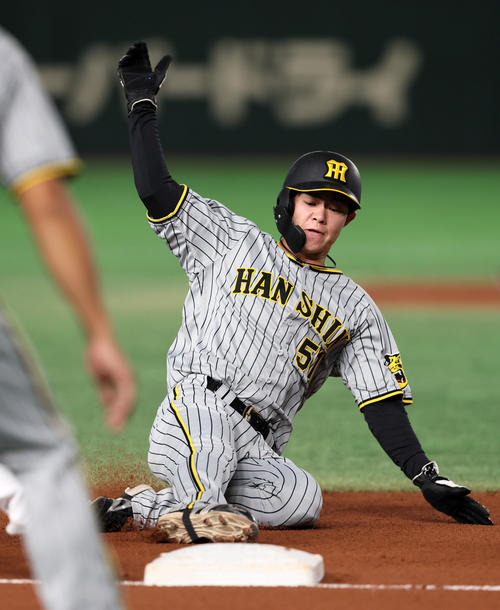 巨人対阪神　8回表阪神1死一、二塁、二塁走者中野はロハスの左飛で三塁へ進塁（撮影・加藤哉）