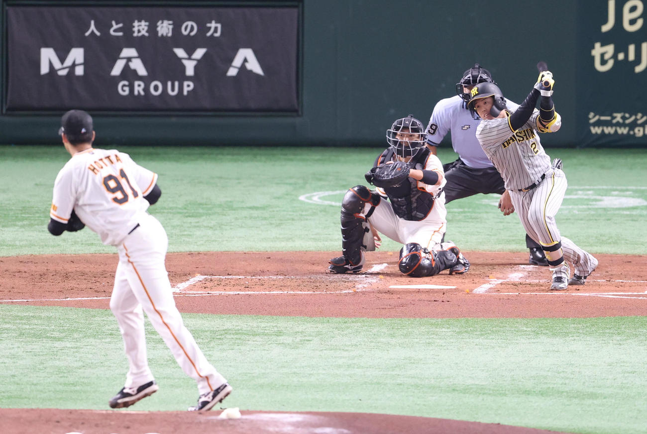 巨人対阪神　2回表阪神2死一、二塁、先制適時打を放つ梅野。投手堀田（撮影・狩俣裕三）