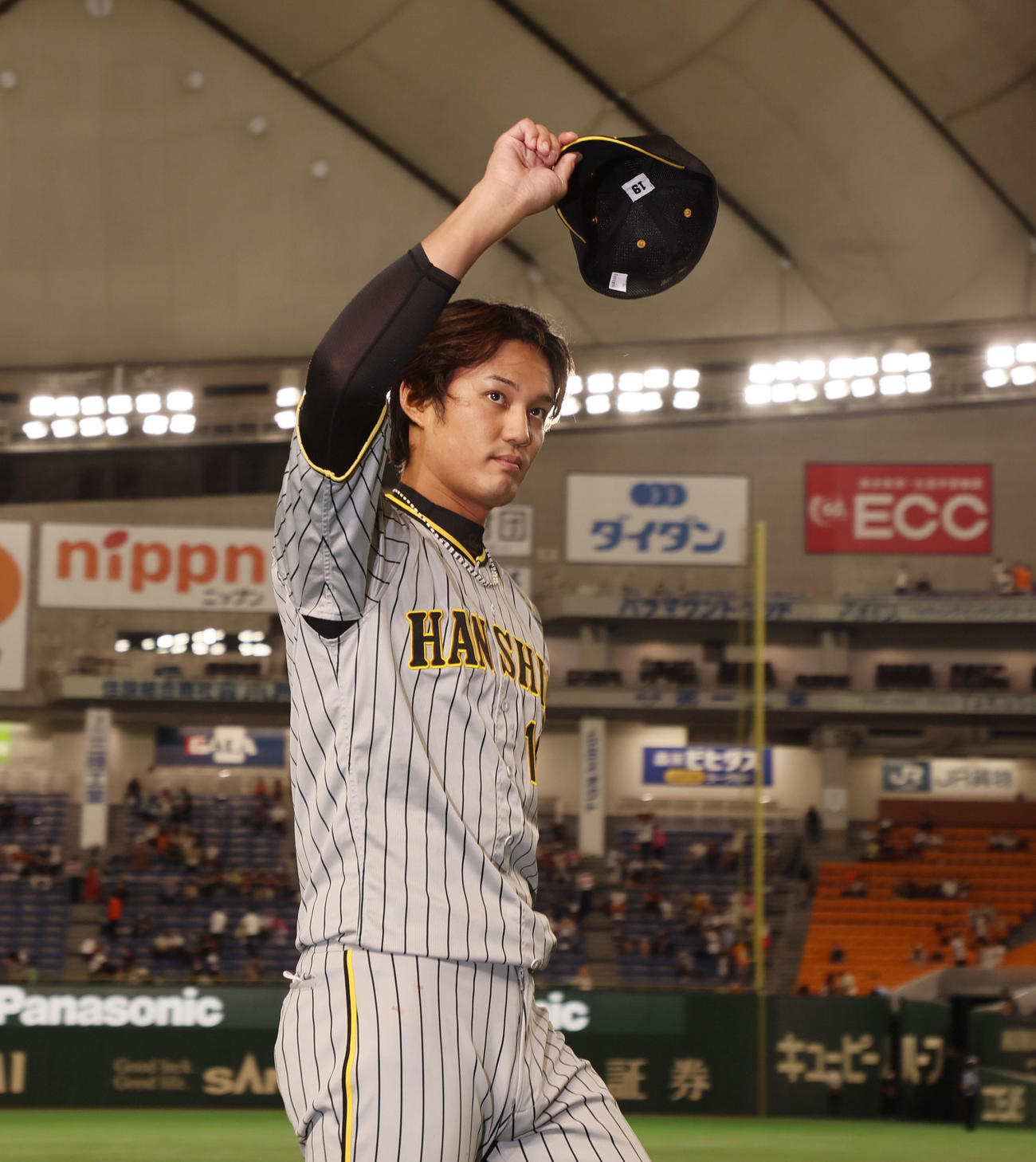 巨人対阪神　ヒーローインタビューを終えスタンドにあいさつする藤浪（撮影・加藤哉）