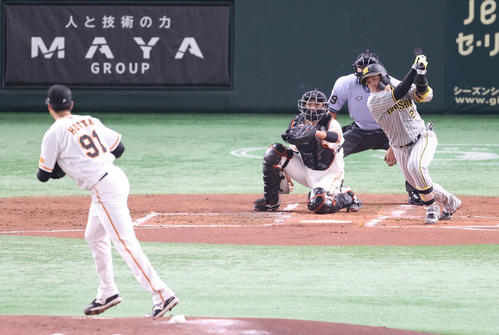 巨人対阪神　2回表阪神2死一、二塁、先制適時打を放つ梅野。投手堀田（撮影・狩俣裕三）