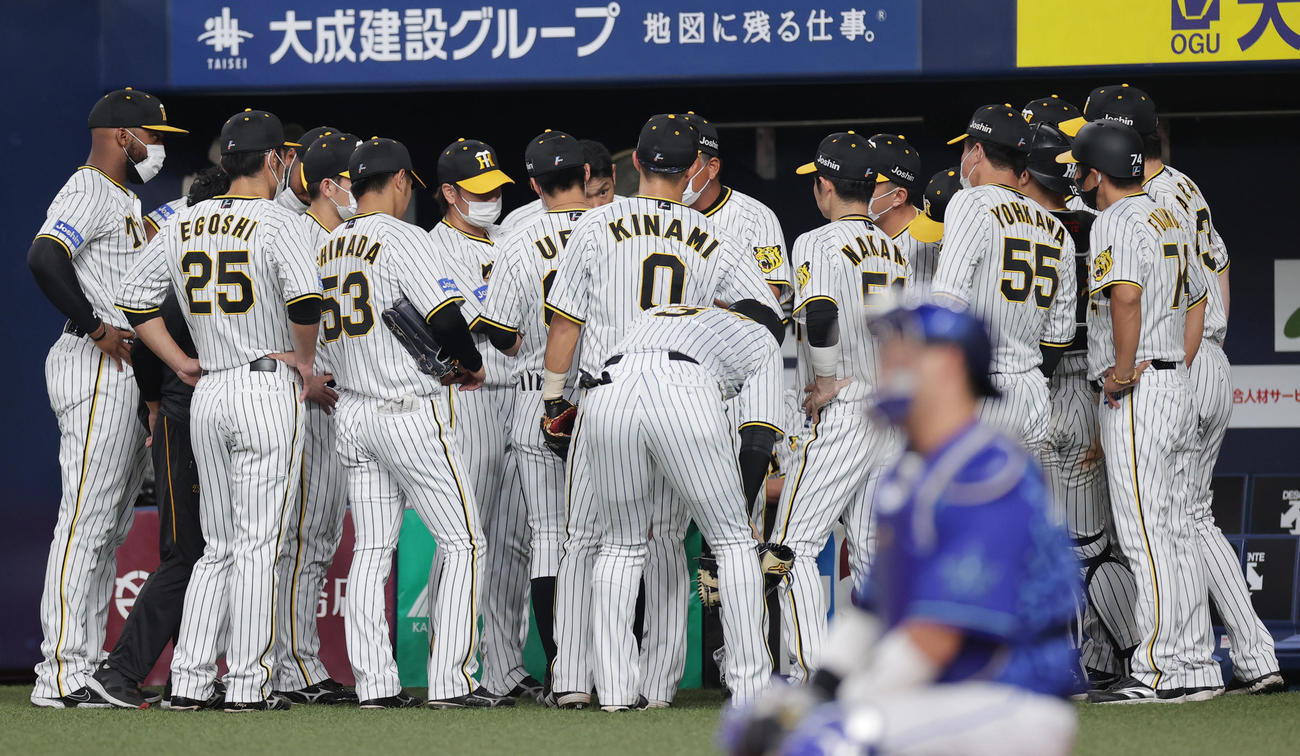 阪神対DeNA 4回裏の攻撃前、円陣を組む阪神ナイン（撮影・前田充）